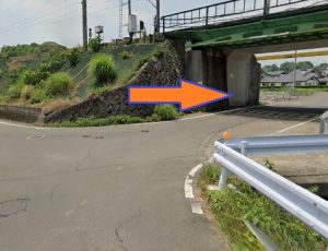 ①JR東諫早駅を南西方面に出て、線路下を進む。