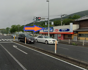 ⑥宗方交差点を右折、小野小学校前を通る